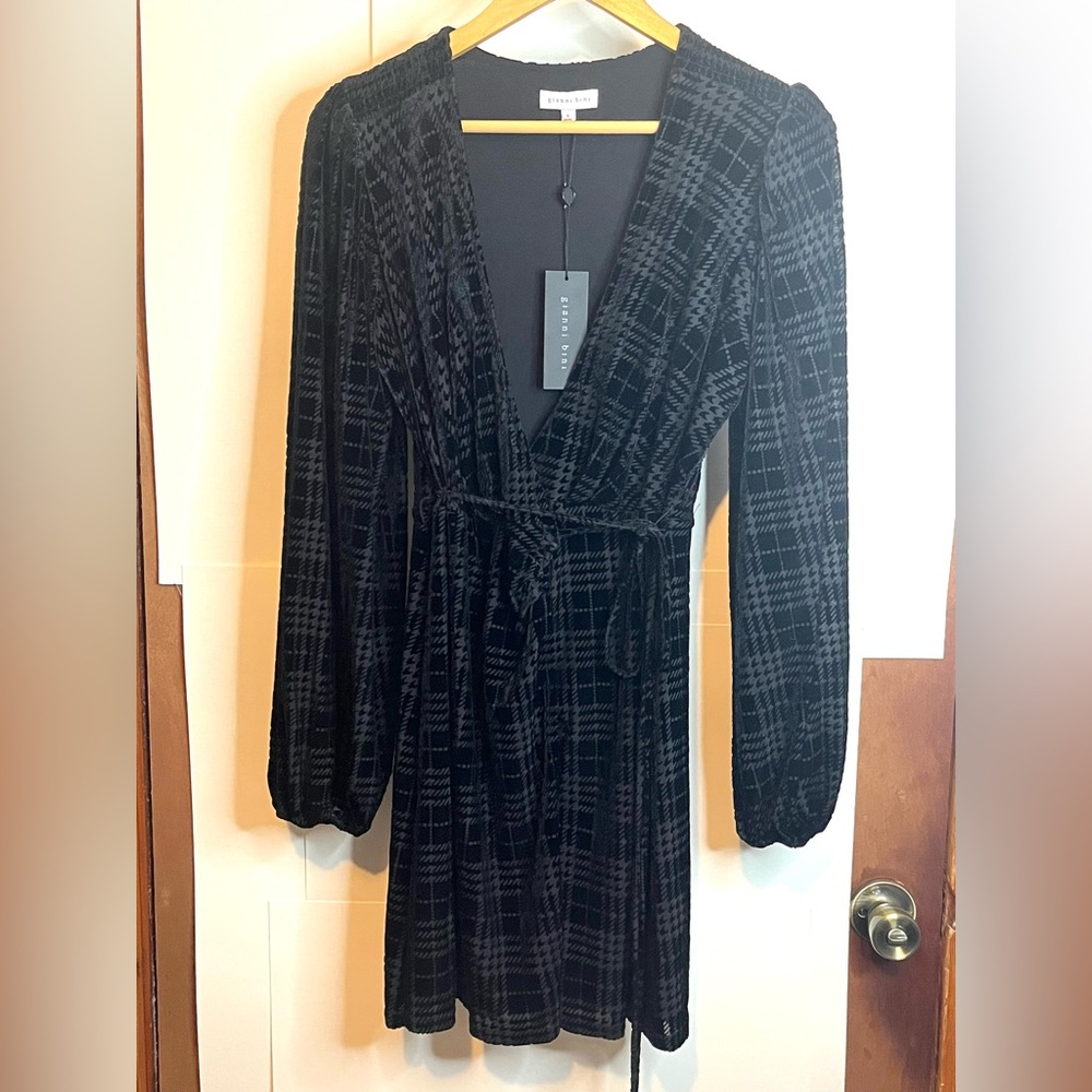 NWT Gianni Bini Women’s Size S Black Houndstooth Velvet “Leighton” Wrap Dress - Picture 2 of 11